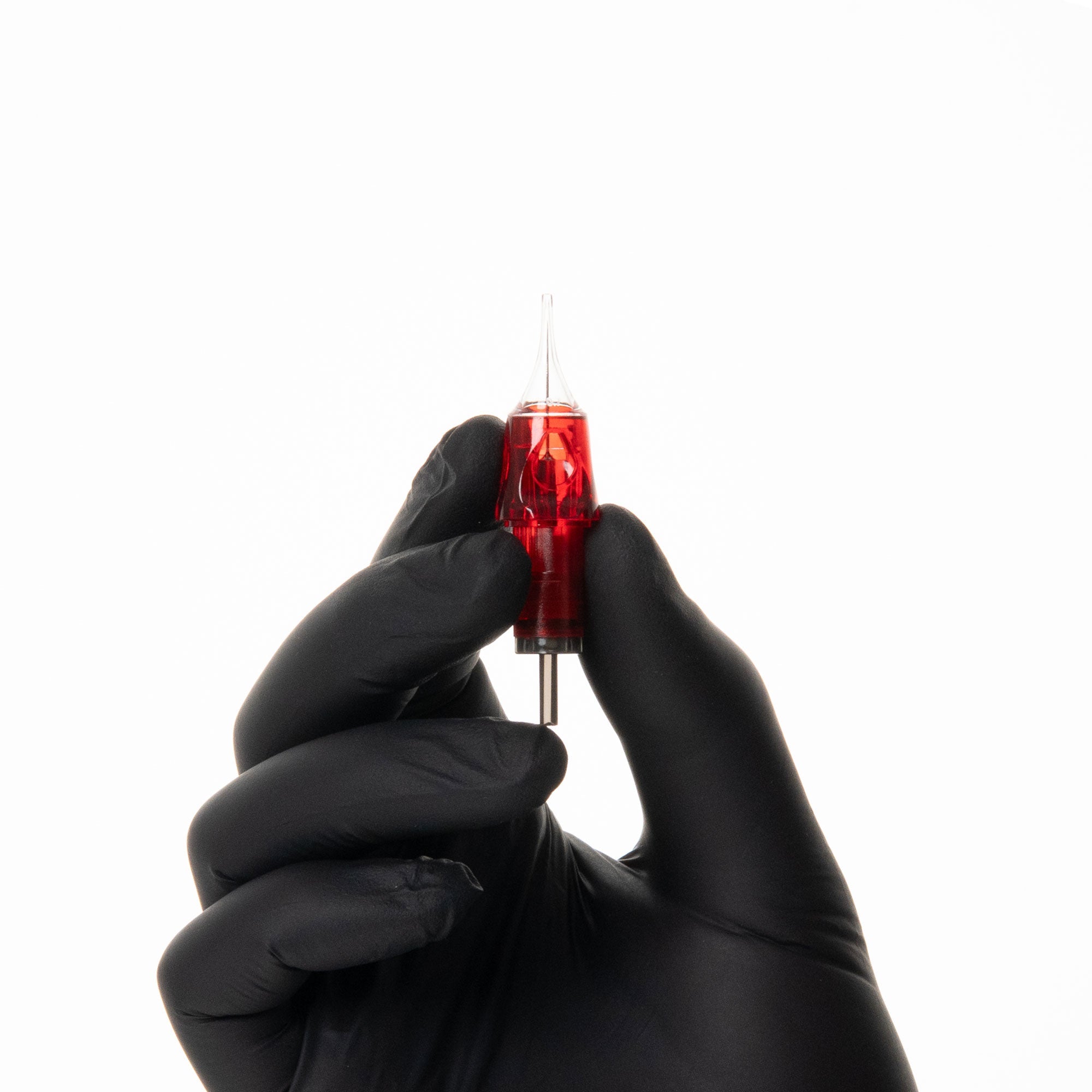 Aguja de tatuaje sostenida en una mano