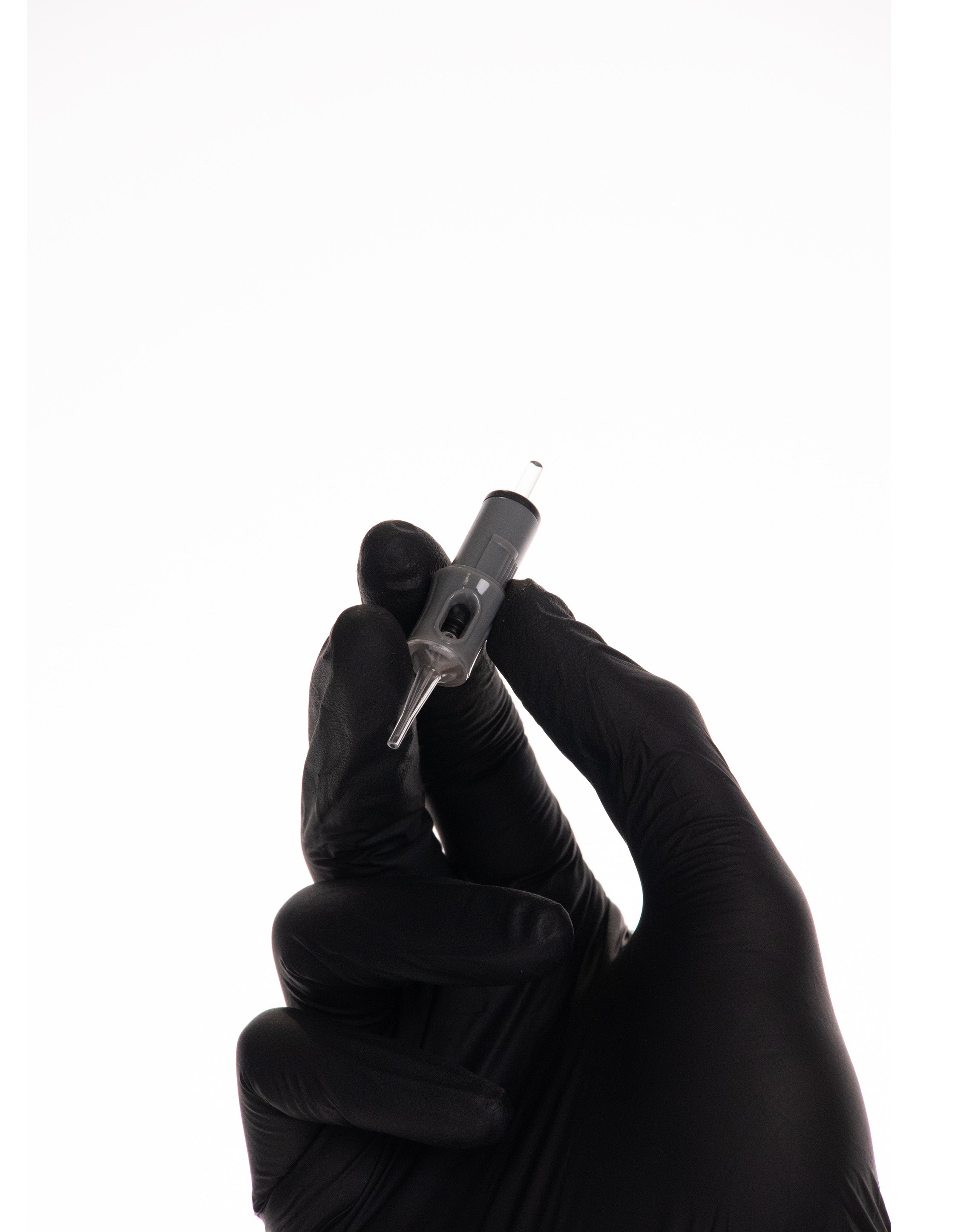 Aguja de tatuaje sostenida en una mano