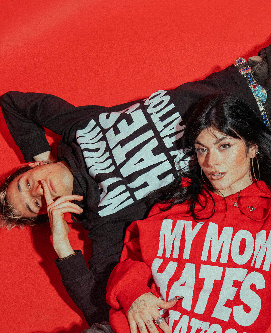 Sudadera roja y sudadera negra