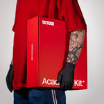 Academy Kit Plus bajo el brazo