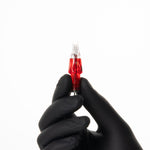 Aguja para tatuar 15RM sostenida en una mano