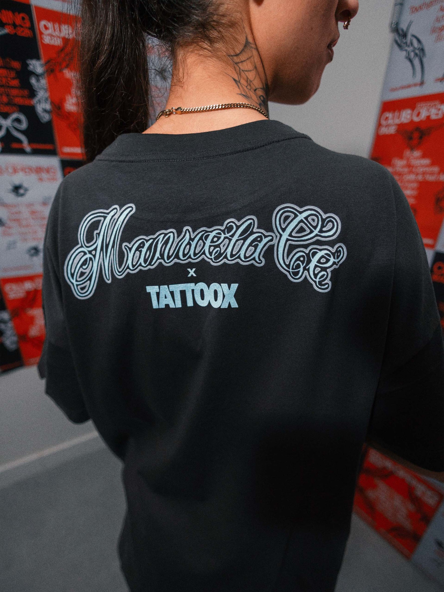 Manuela vistiendo la camiseta Ancient Future - Parte trasera