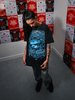 Manuela enseñando la camiseta Ancient Future