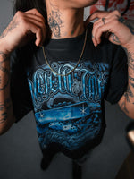 Camiseta Ancient Future x MANUELA CE TATTOO de cerca