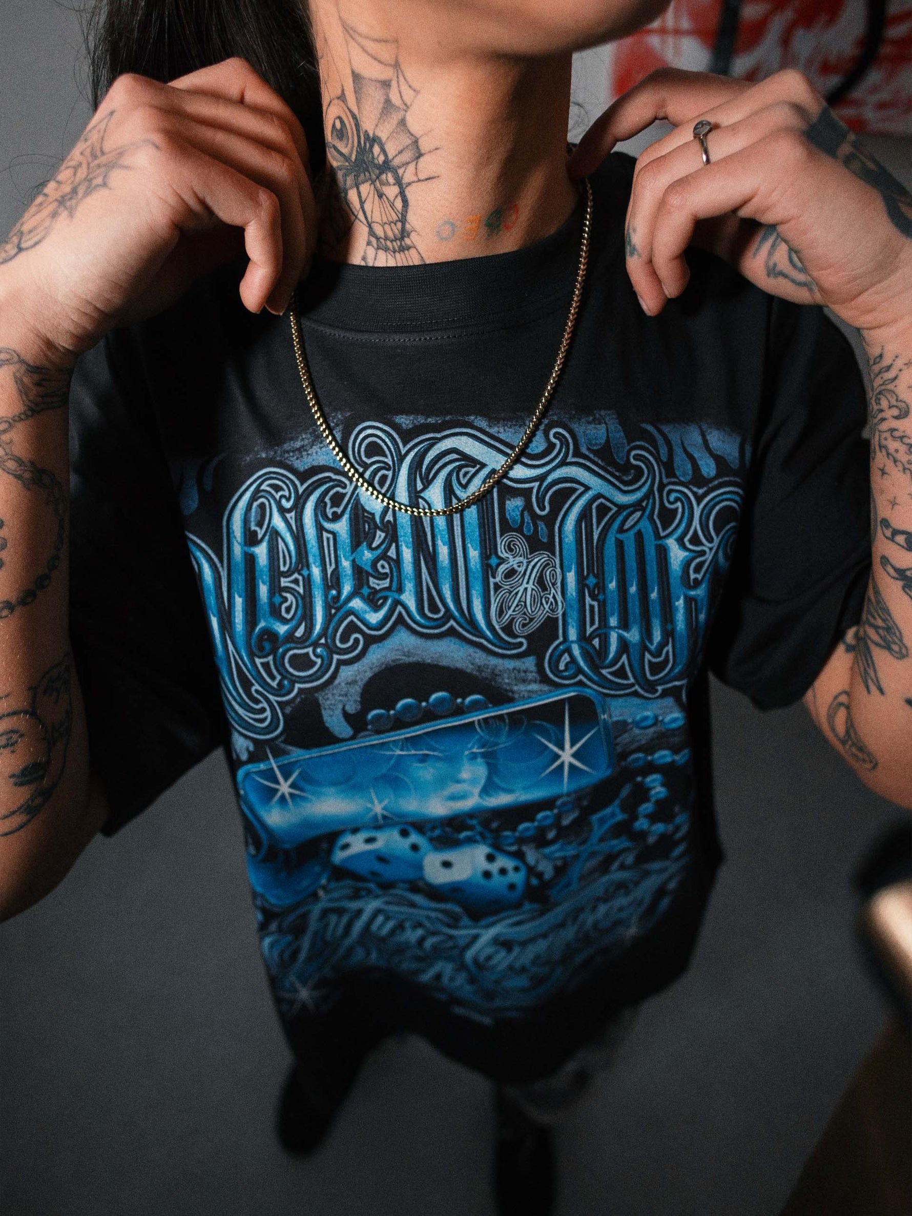 Camiseta Ancient Future x MANUELA CE TATTOO de cerca