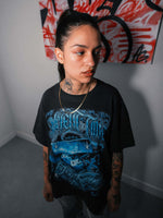 Manuela CE Tattoo posando con la camiseta Ancient Future