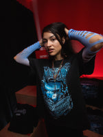 Manuela vistiendo la camiseta Ancient future - segunda postura