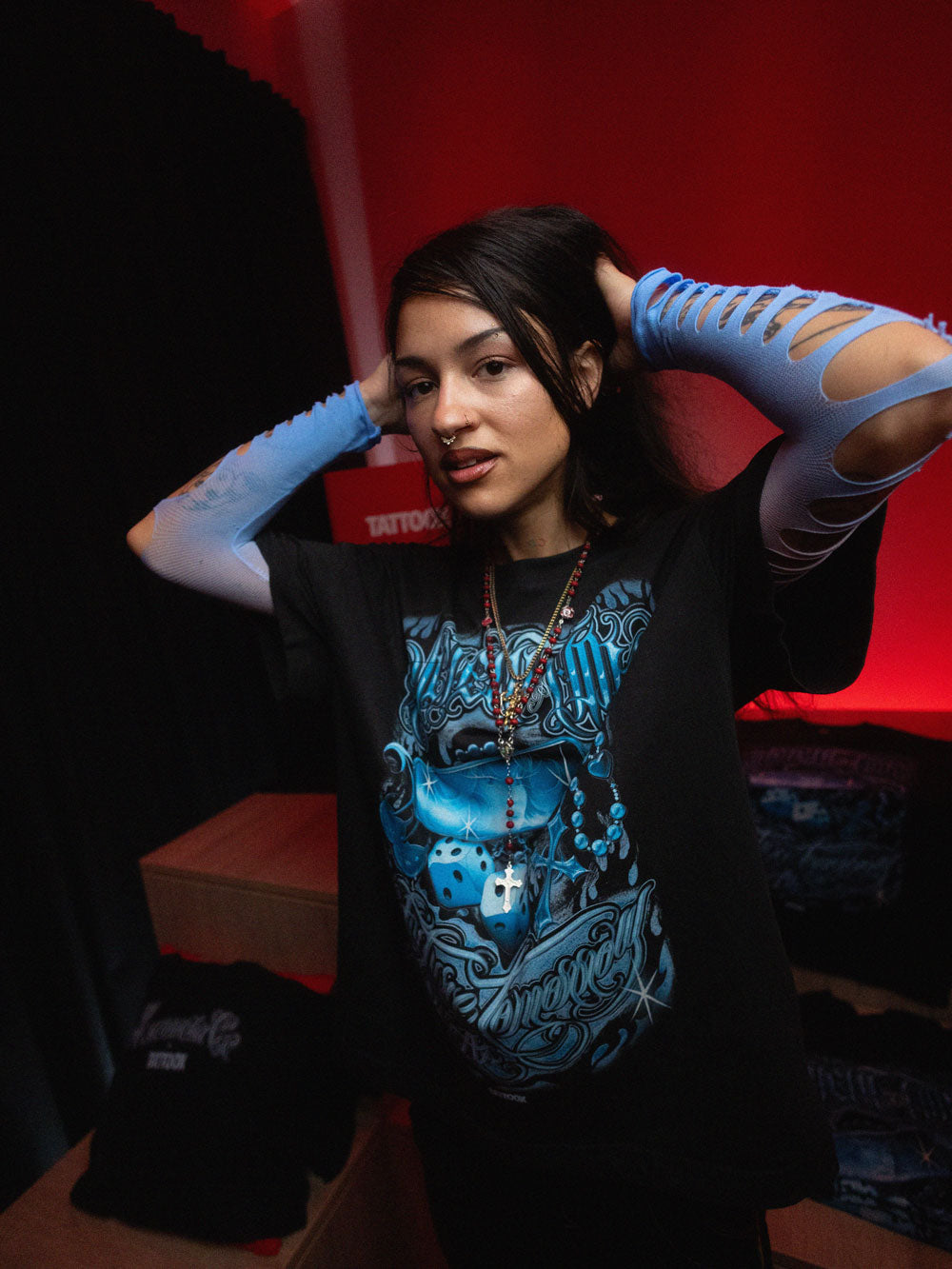 Manuela vistiendo la camiseta Ancient future - segunda postura