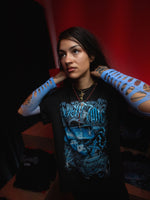 Manuela vistiendo la camiseta Ancient future